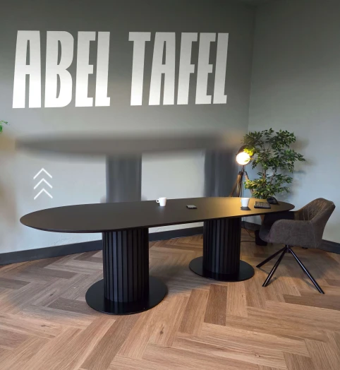 Verschillende verstelbare eettafels